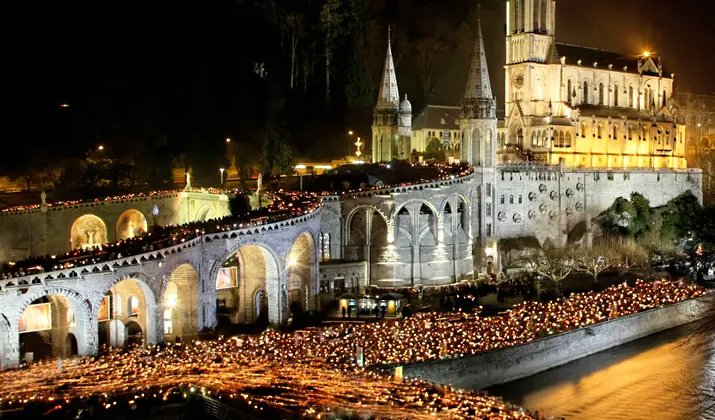 procesion-de-antorchas.webp